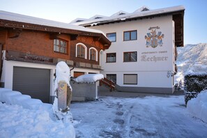 Stugans exteriör [vinter]