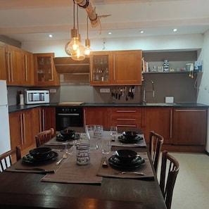 Fully fitted kitchen including dishwasher
