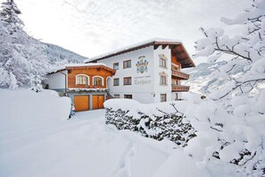 Außenseite Ferienhaus [Winter]