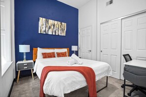 Bedroom - queen bed
