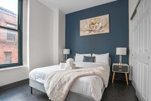 Bedroom - Queen bed