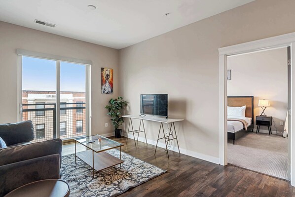 CozySuites - Penrose On Mass with pool and parking #13