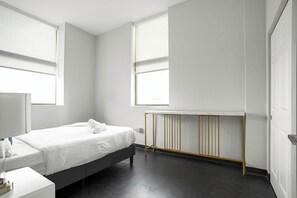 Bedroom - Queen bed