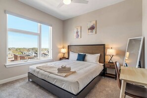 Bedroom 1 - 1 king bed