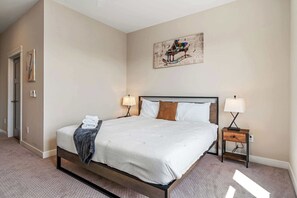 Bedroom 1 - 1 king bed