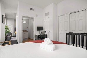 Bedroom - Queen bed