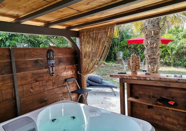 Bain à remous extérieur