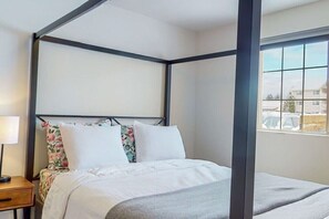 Bedroom #1 w/ queen size bed