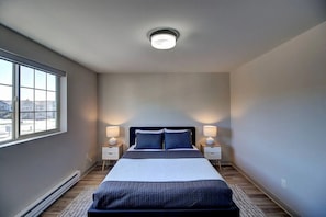 Bedroom #1 w/ queen size bed