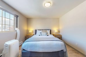 Bedroom with queen size bed