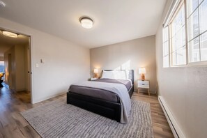 bedroom with queen size bed
