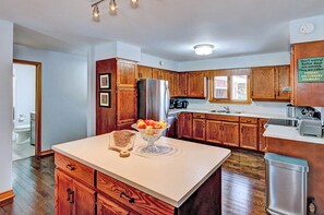 Large island-Perfect for breakfast spreads or evening wine chats