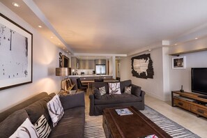 Mountainside or Valleyside 2BD - Assigned at check-in, layout, decor and bedding vary