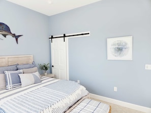 Back guest bedroom ground floor with closet