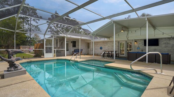18 Initial Ln: Screened in Pool area