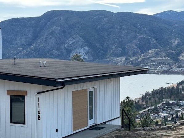 Exterior w lakeview