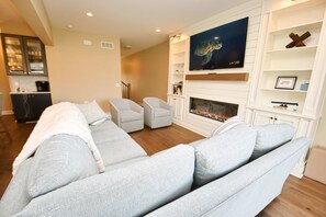 living room w/fireplace