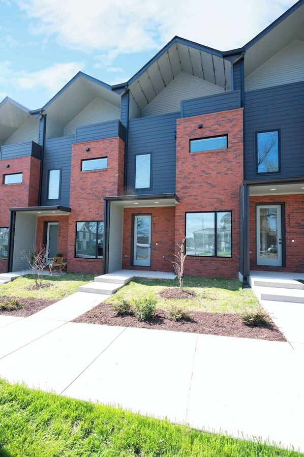 Welcome to Knoxville, home of the University of Tennessee and the Smokies! CarlanLanding is a charming 2-bedroom, 1.5-bath, 3-story condo, situated near downtown, offering easy access to dining, entertainment, and memorable local experiences.