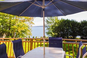 The deck includes seating for 6 and a gas grill