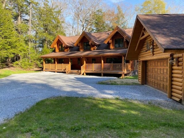 Beautiful Log Home on Megunticook Lake