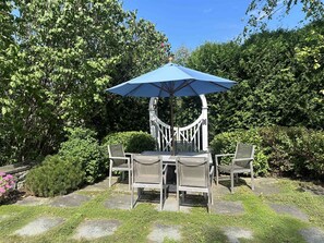 Private Outdoor Eating Area