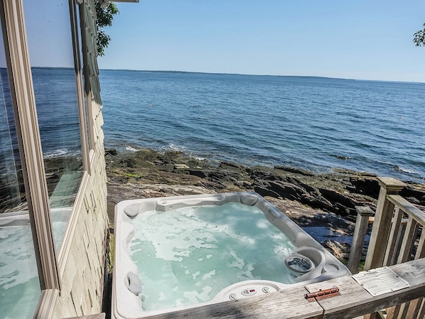 The 6 person hot tub - Ready to enjoy - Included May 1 through November 1 only