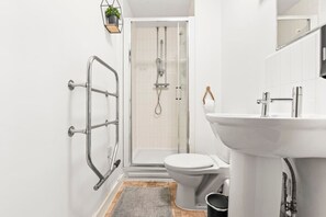 En-suite shower to bedroom 1 with complimentary toiletries provided.