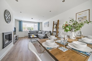 sitting/dining room