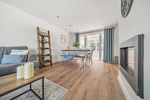 sitting/dining room