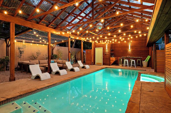Escape to this tranquil retreat with a stunning pool, spa, and sauna, perfect for a relaxing getaway.