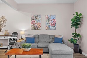 1030LasFuentesDrive(4)
