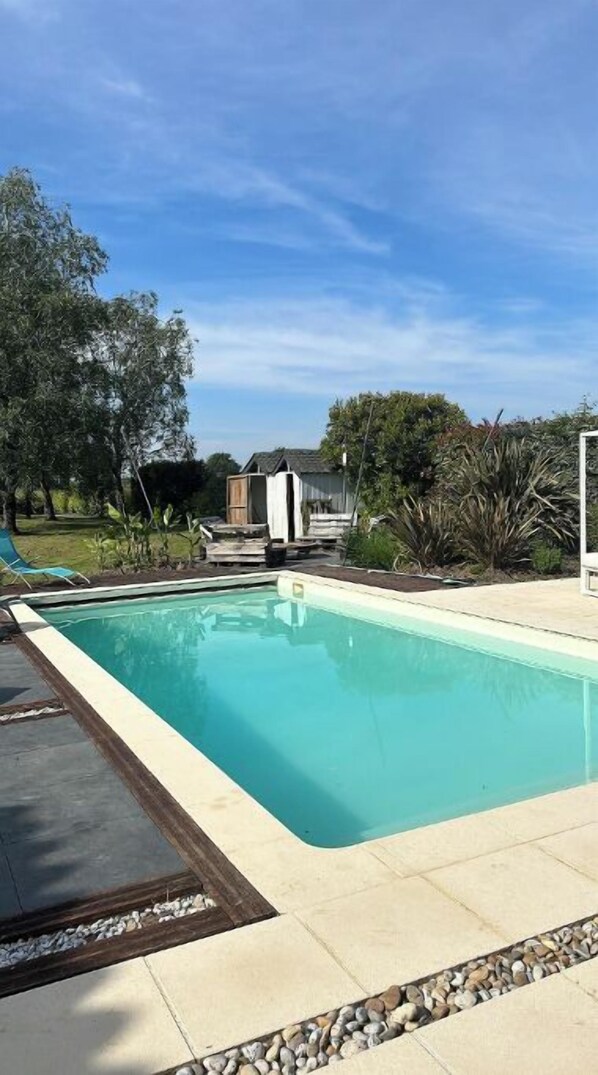 Espace extérieur avec piscines et transat