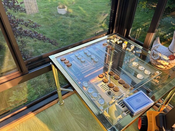Table game in the glass Livingroom 