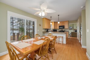 dining area seats 6 