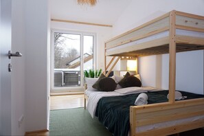 2. Schlafzimmer mit 1,40 x 2,00 Meter Doppelbett und Kinder-Etagenbett
