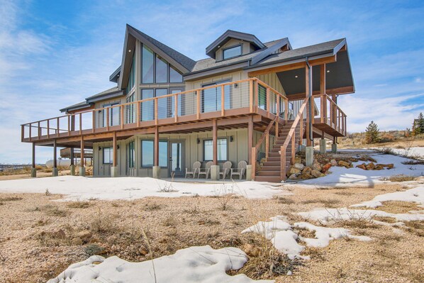 Garden City Vacation Rental | 6BR | 4.5BA | 3,300 Sq Ft | 3 Steps to Enter