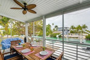 Screened-In Porch | Outdoor Dining Space