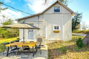 Property Exterior | 2-Story Studio | Private Patio | Outdoor Dining