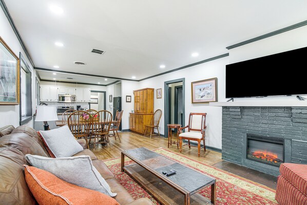 Memphis Vacation Rental | 3BR | 2BA | 1,500 Sq Ft | 5 Steps Required