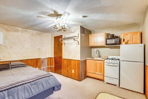 Kitchenette | Coffee Maker | Trash Bags & Paper Towels