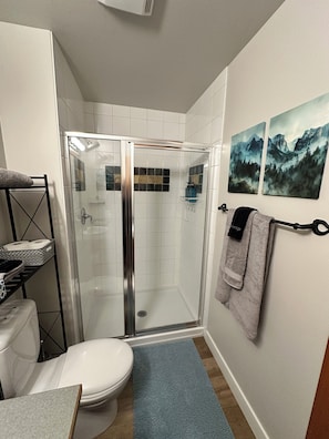 Toiletries : hand soap, lotion, body wash, shampoo, and conditioner
