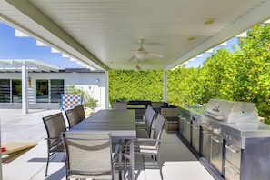 Outdoor Kitchen | Dining Area | Gas Grill
