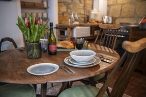 1 Webster Steps, Staithes: Dining area with seating for four