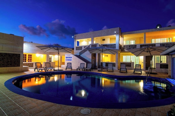 Nighttime reflection. The perfect ambiance.