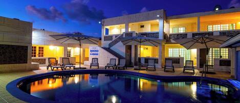 Nighttime reflection. The perfect ambiance.
