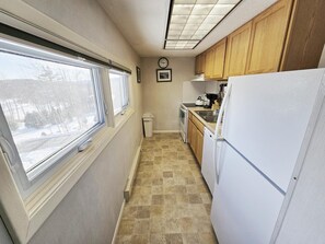 Centrally located 2BR condo, Hot Tub&Indoor Pool (5284)