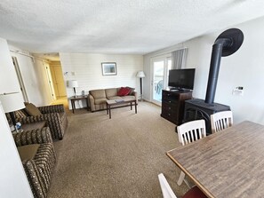 Centrally located 2BR condo, Hot Tub&Indoor Pool (5292)