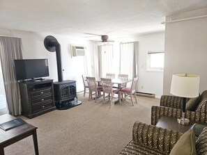 Centrally located 2BR condo, Hot Tub&Indoor Pool (5286)