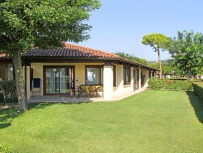 Wohngebiet, Strauch, Haus, Garten, Zuhause, Grundstueck, Dach, Schatten, Rasen