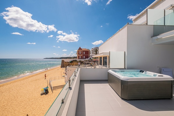 Outdoor spa tub